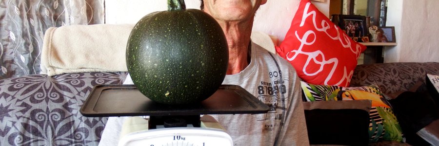 Thys Franken van Hoofweg 137, De Kelders, spog met ‘n 1.1kg skorsie - so groot soos ‘n groot spanspek.